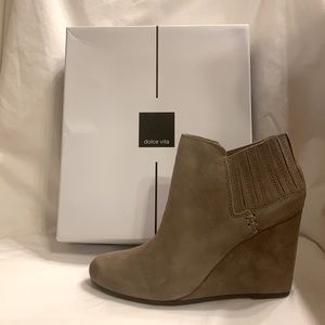 Women’s Dolce Vita “Gwynn” suede wedge bootie/Size 9/Color-taupe